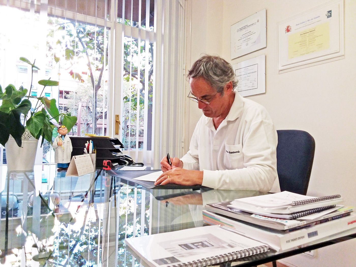 Dr. Baldomà en su consulta